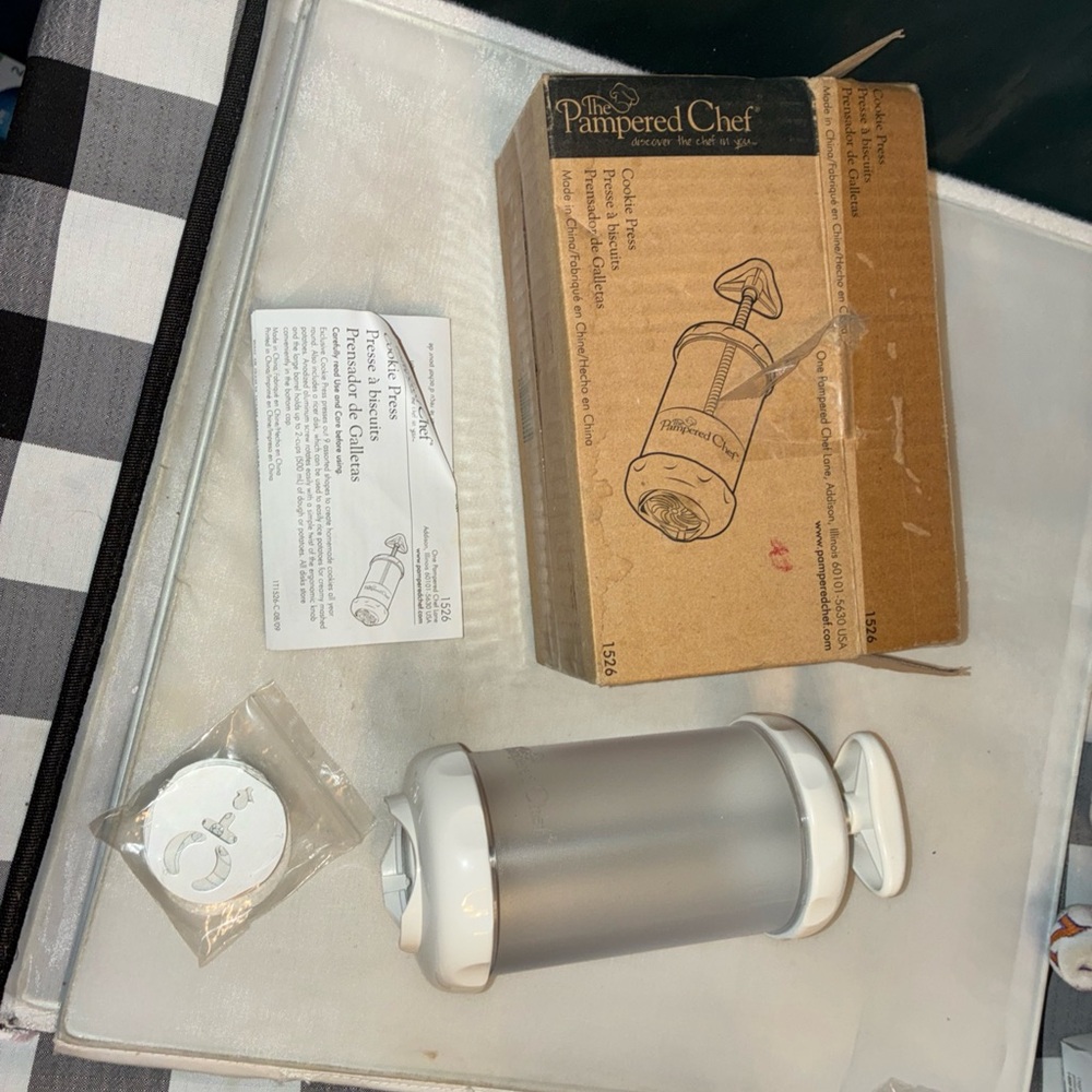 Pampered Chef White Cookie Press
